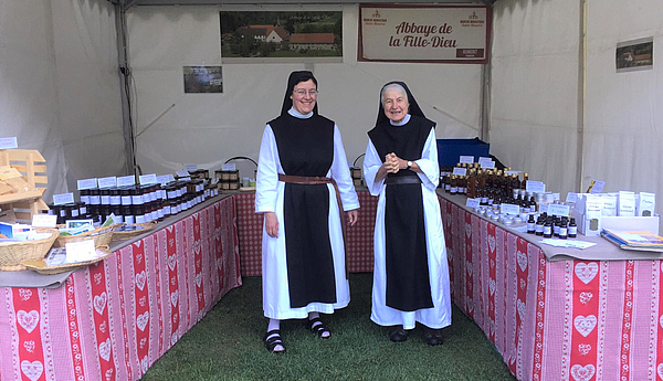 Le Marché monastique 2 Soeurs devant le stand